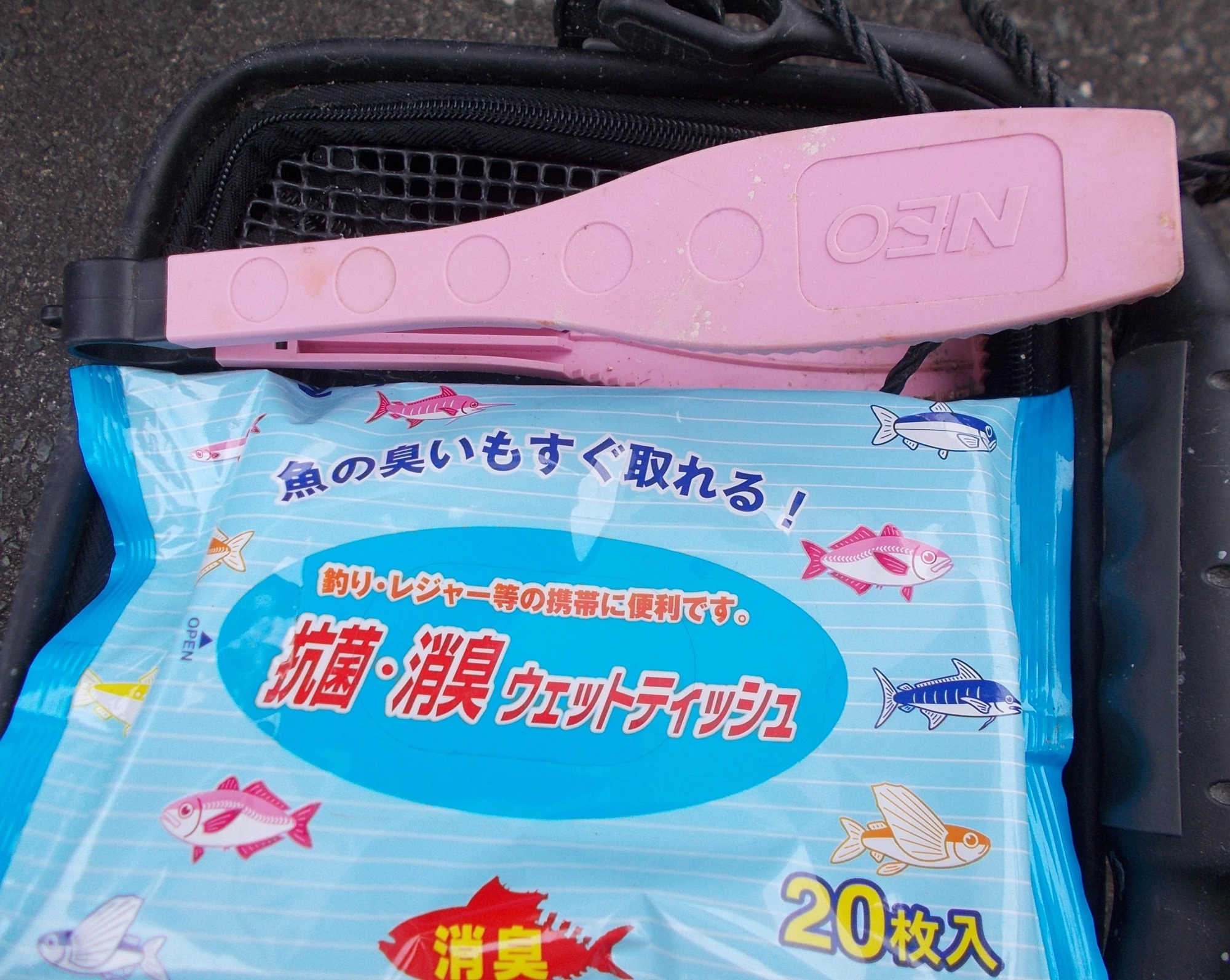 サバが掛かると針外す際に他の針が刺さり危険、魚つかみは必須ですよ。またコマセや魚の匂いは消臭ティッシュがあると簡単に臭いが取れますよ。