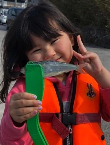 スタッフファミリー釣行しました。小さいお子様でも釣れちゃいます♪写真のサッパや小サバも釣れましたよ。