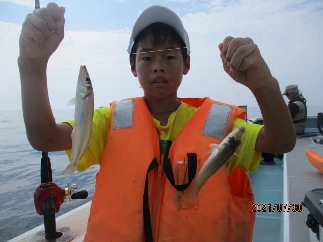 船キス釣り初挑戦の小学校⑤年生のツリボーイはデカギスをダブル掛けッ(・∀・)v