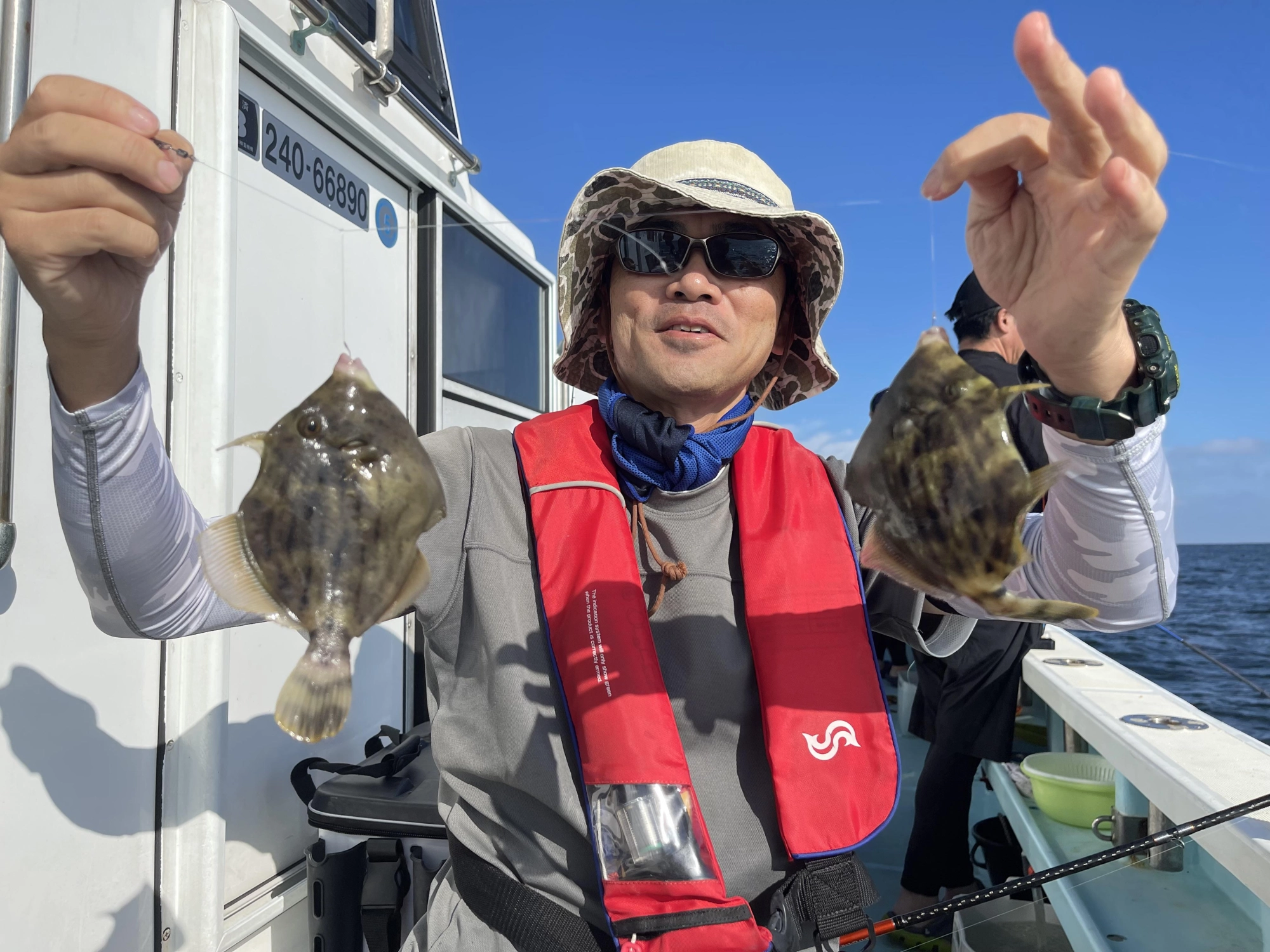 こちらのお客様はカワハギ ダブル掛けに成功ッ‼︎船中ダブル掛けちょこちょこ有りッ‼︎
