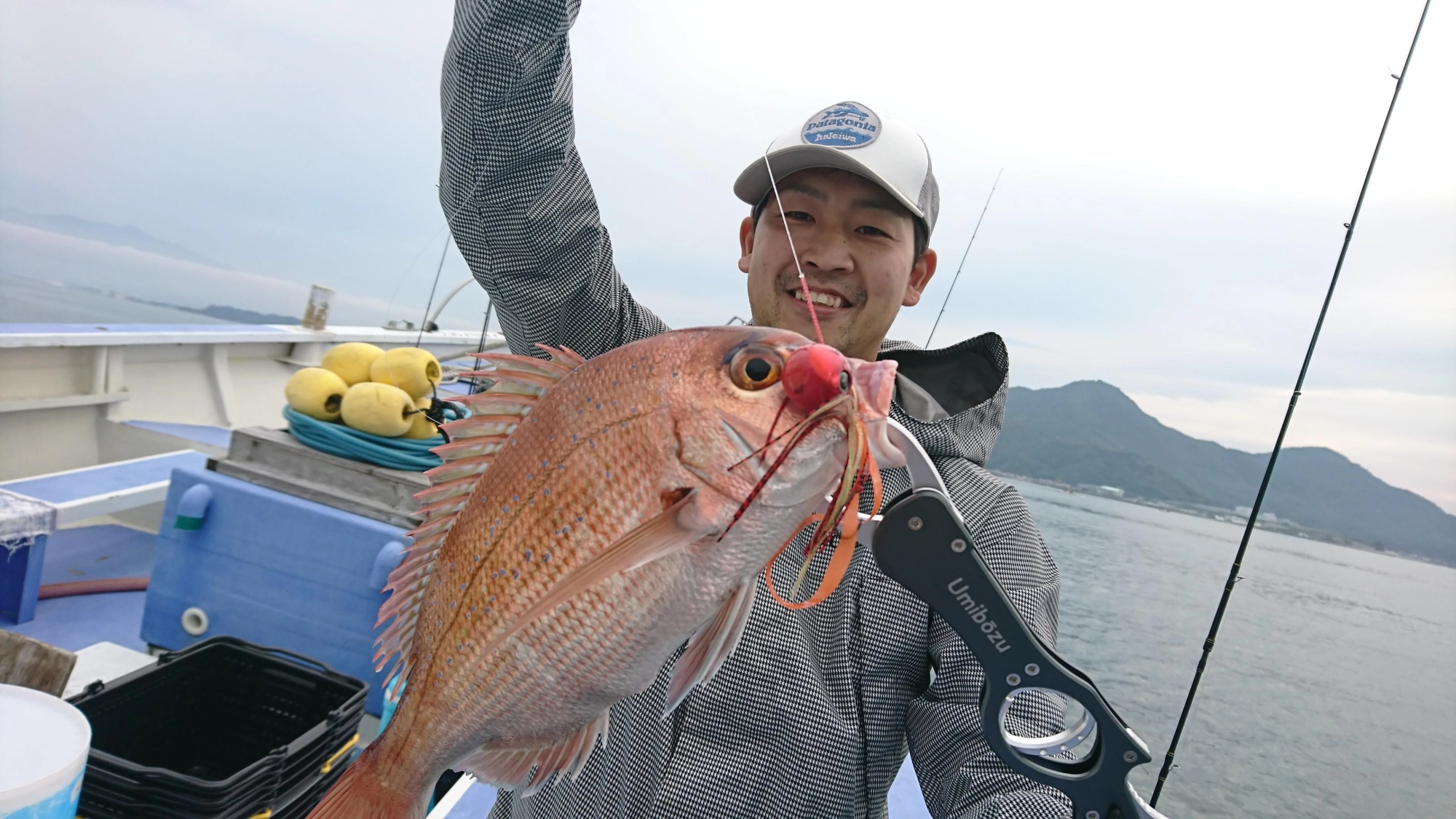 朝いちにタイラバでマダイも釣れておりました！