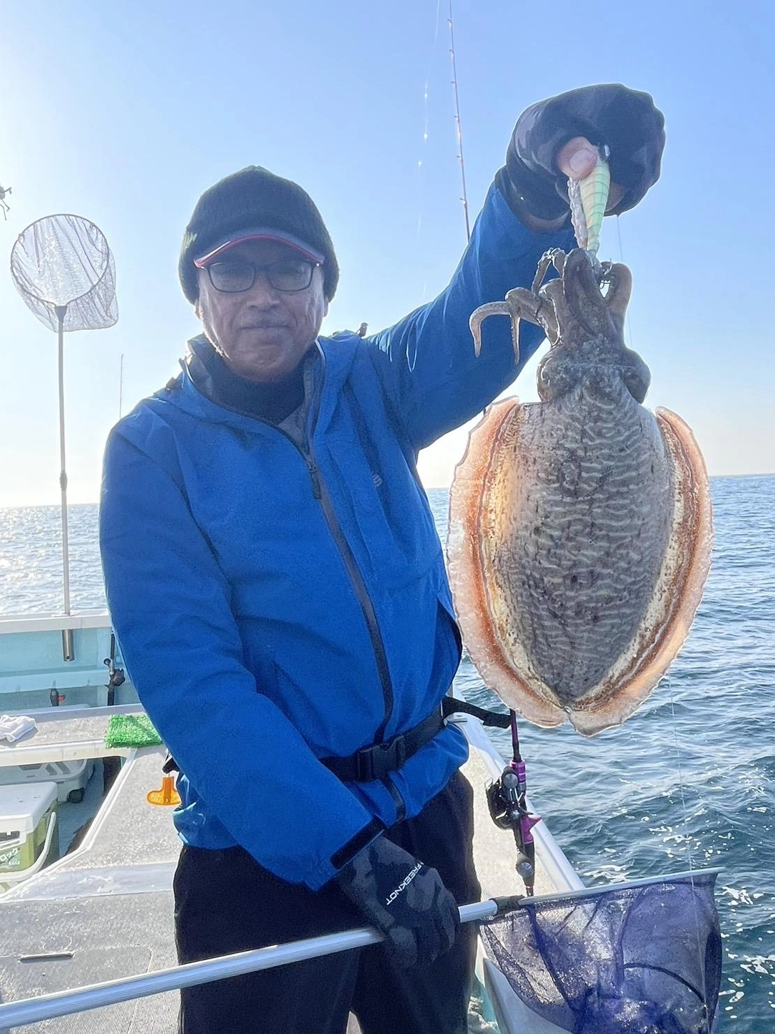 こちらのベテランの『コウイカ釣り』常連様はデッカコウイカを中心によく乗せるッ( ͡° ͜ʖ ͡°)