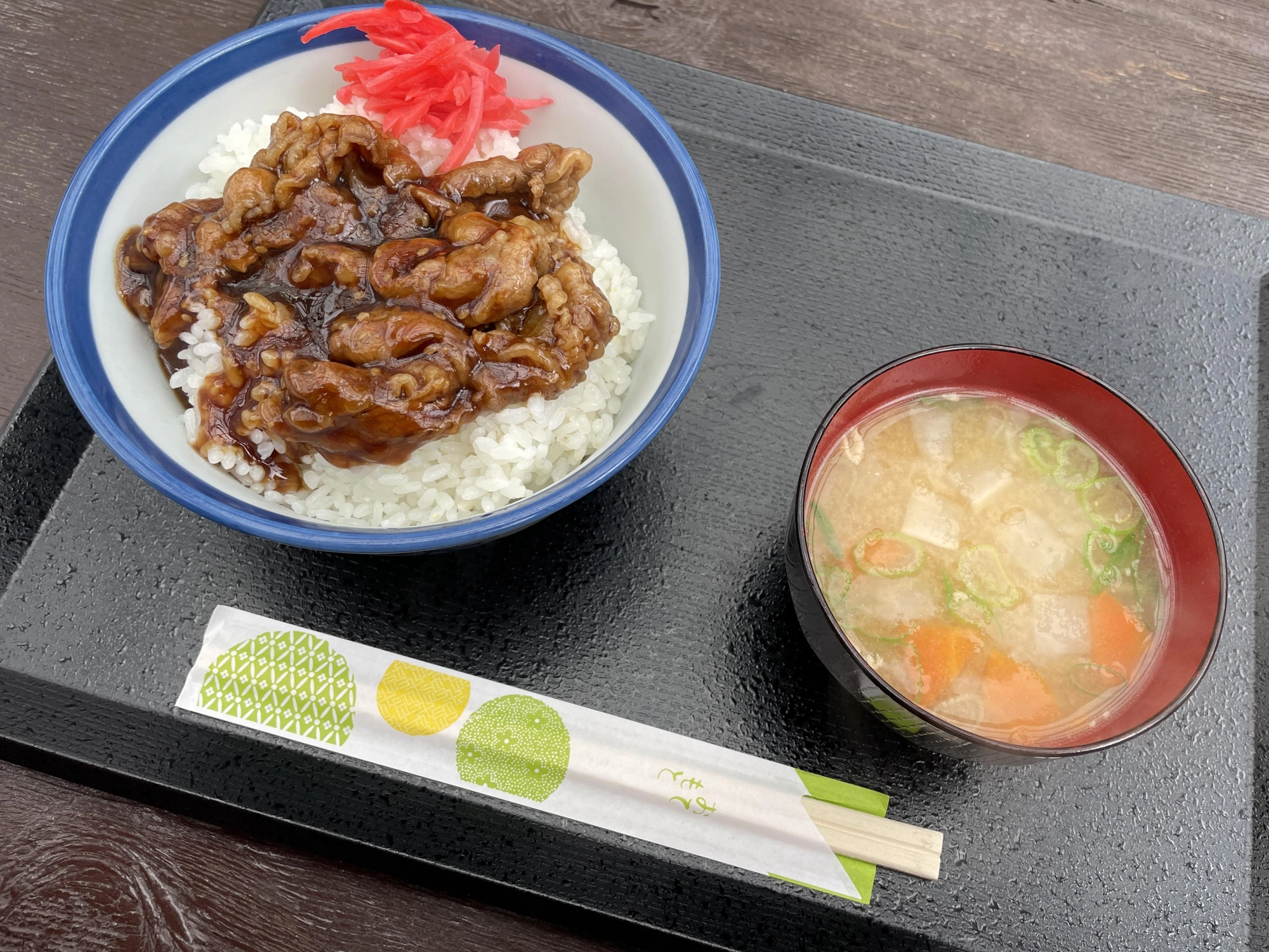 今回のお昼はカルビ丼と
みそ汁をチョイス！
外で食べるご飯も
美味しいですよ♪