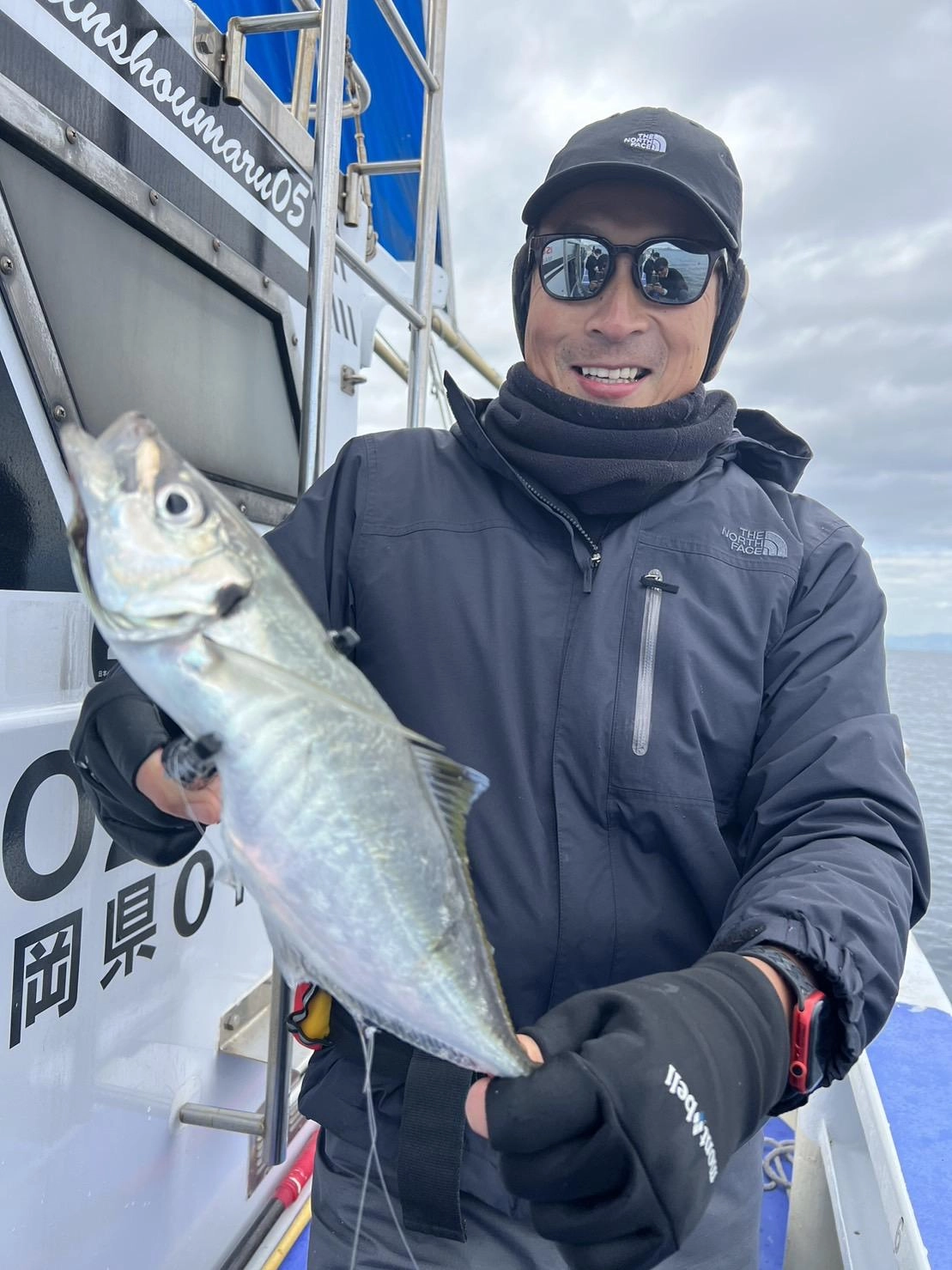 沼津沖で良型のアジが釣れています。