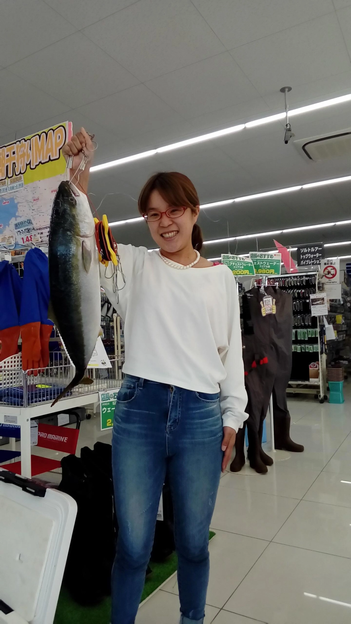 ７０cmワラサをゲット!!60gのジグにご自分で蛍光色のラインを追加!オリジナルカラーで釣りました。