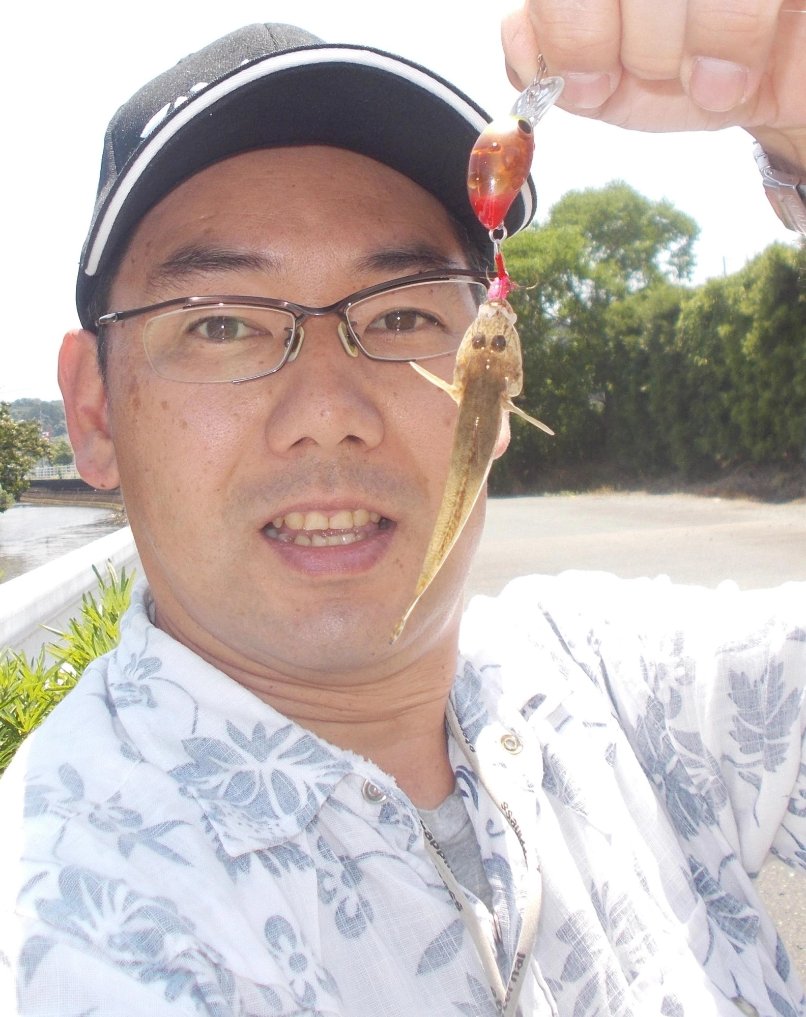風が強く浅場は濁りが出て釣りにくかったですが風裏になるところを探して釣れました。