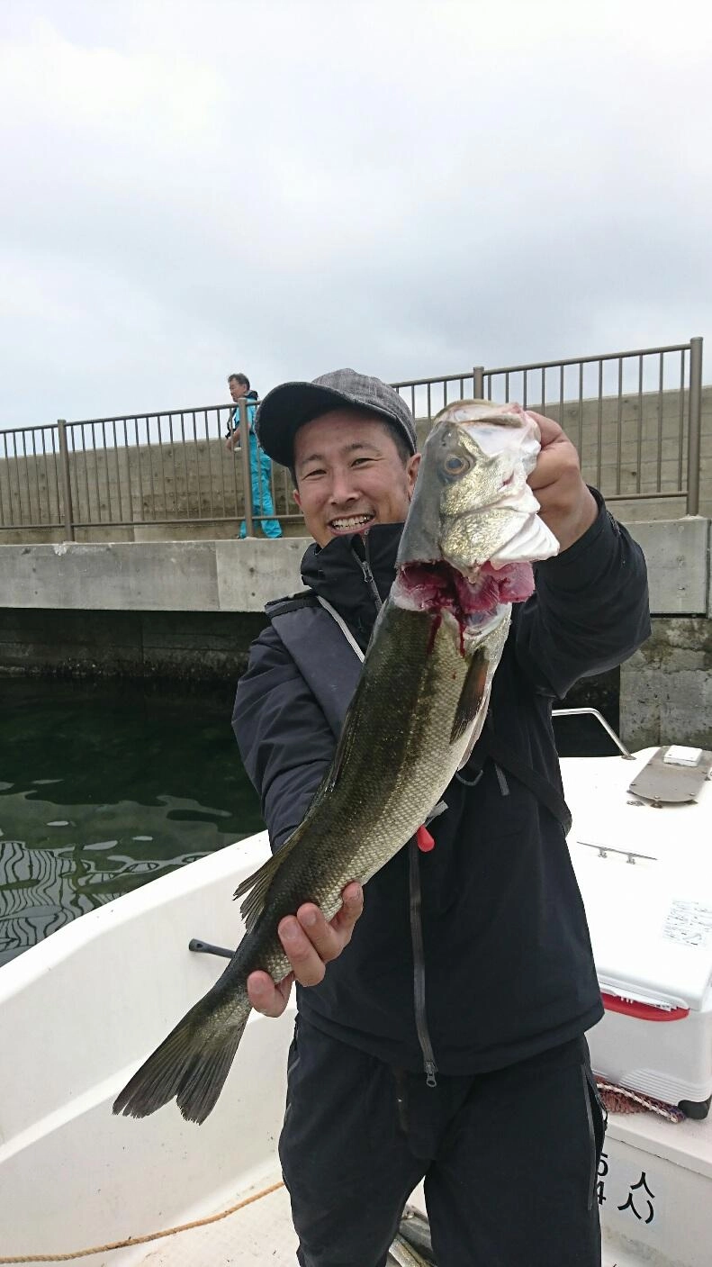 磯打ちでシーバスＧＥＴ♪　大興奮！
