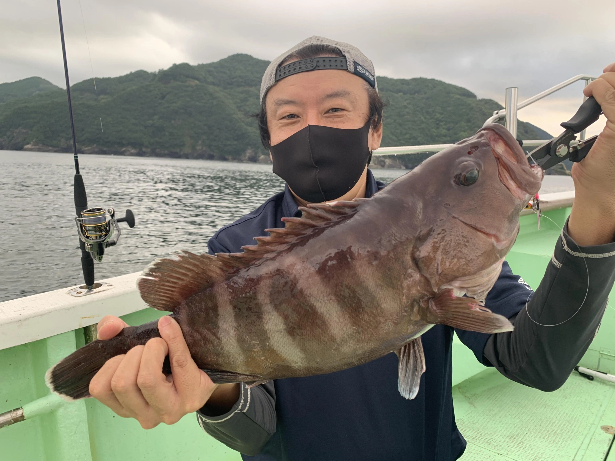 48ｃｍの良型が来ました！この日はマハタもう一本追加で良い釣行になりました。本命以外も色々ヒットするので長時間釣りを楽しめますよ♪