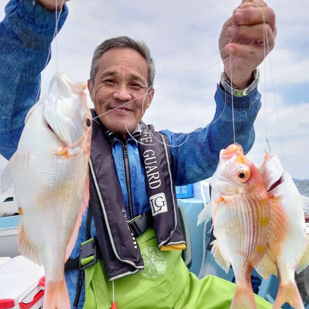 御歳！79歳の、お客さま
「船長さんの言ったようにしたら、よく釣れたょ」
と言っていただけました。
特大アマダイお見事！
