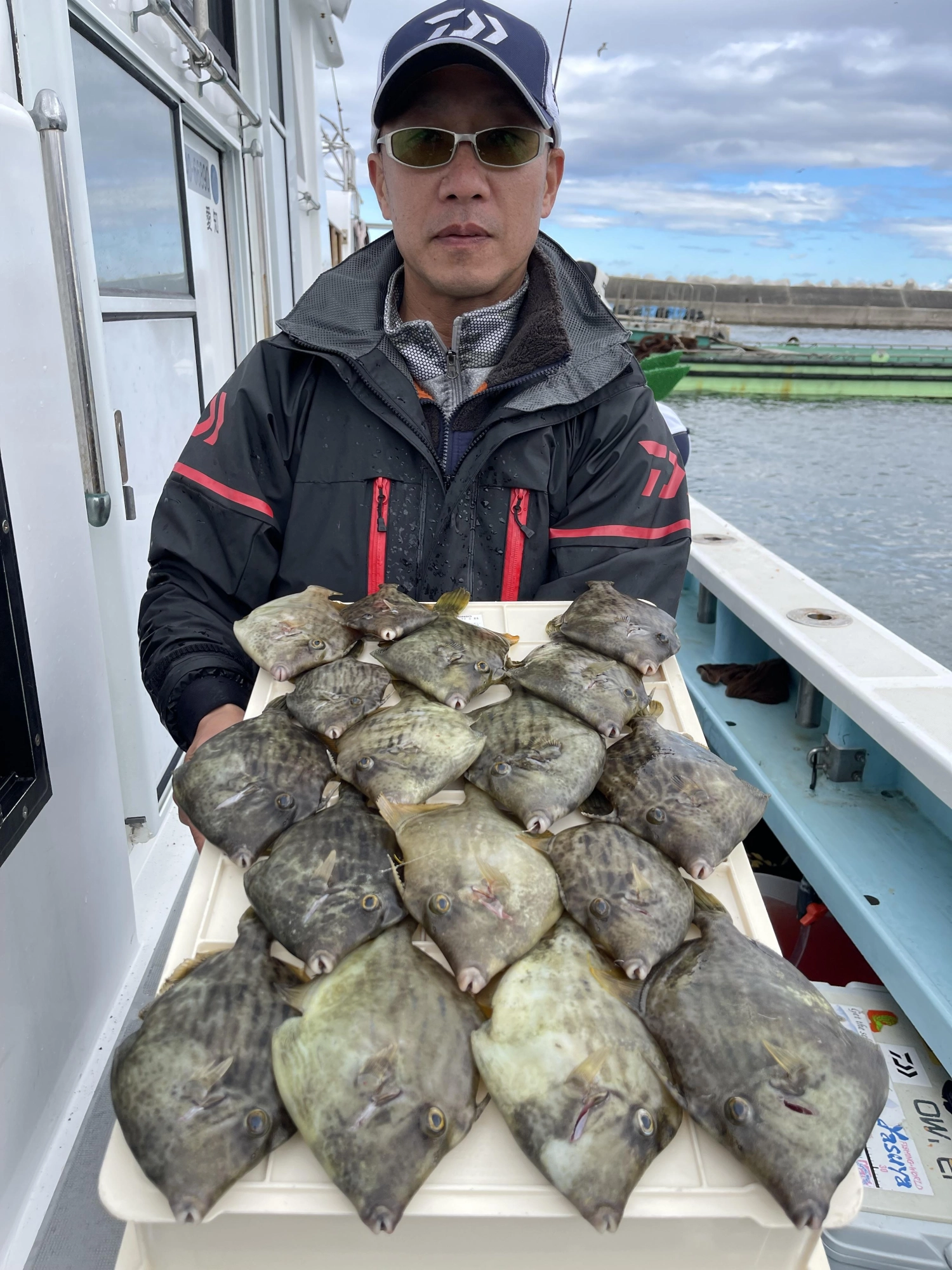 こちらのお客様も朝イチからコンスタントにデカハギ混じりに❶❼枚 狩るッ‼︎