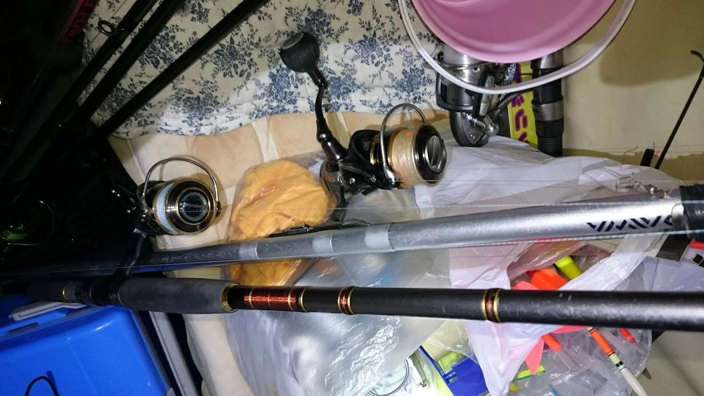 泳がせはプライムサーフT25-425+ヴァデル4000H、ジグキャスター97MH+セオリー3012H。どれもエントリーの安物だけど自分の釣りレベルでは十分そうです。