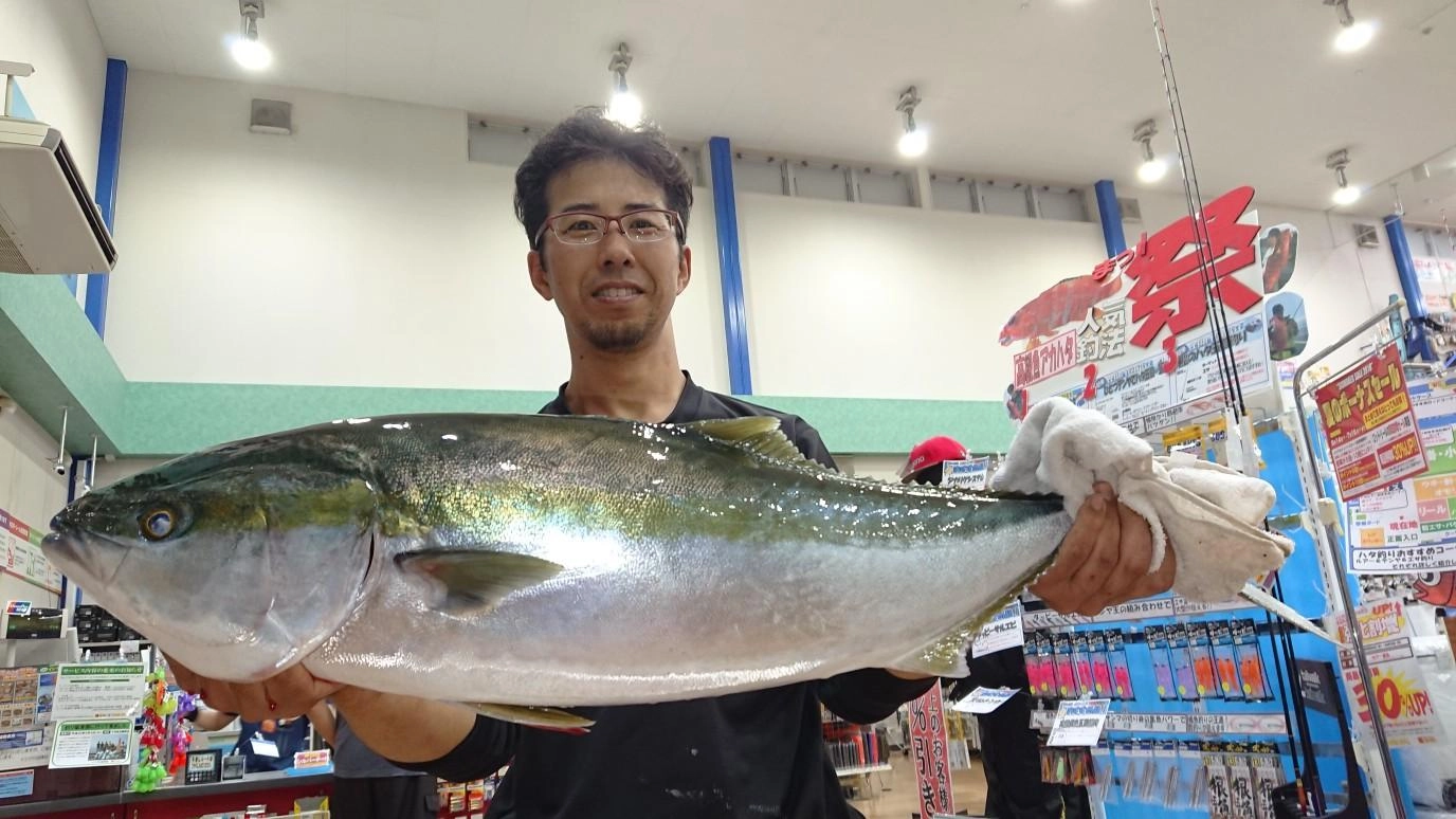 沼津サーフにてワラサの回遊がありました！！ボトムから数シャクリでヒットしたようです。