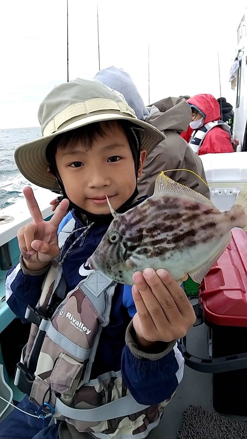 ツリボくんは自分で竿を持ちデカハギを釣り上げましたよッ(^-^)