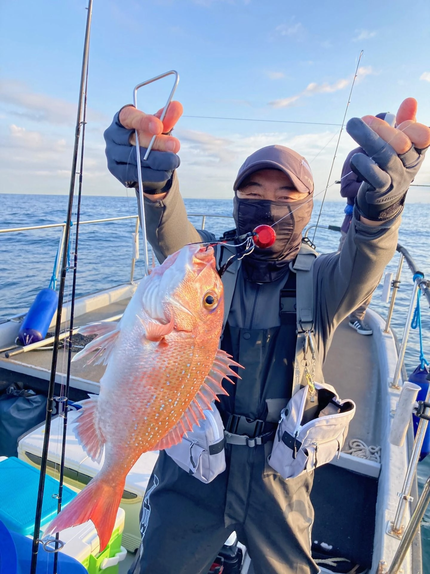 早朝の一発目は、タイラバできれいなマダイが釣れました。