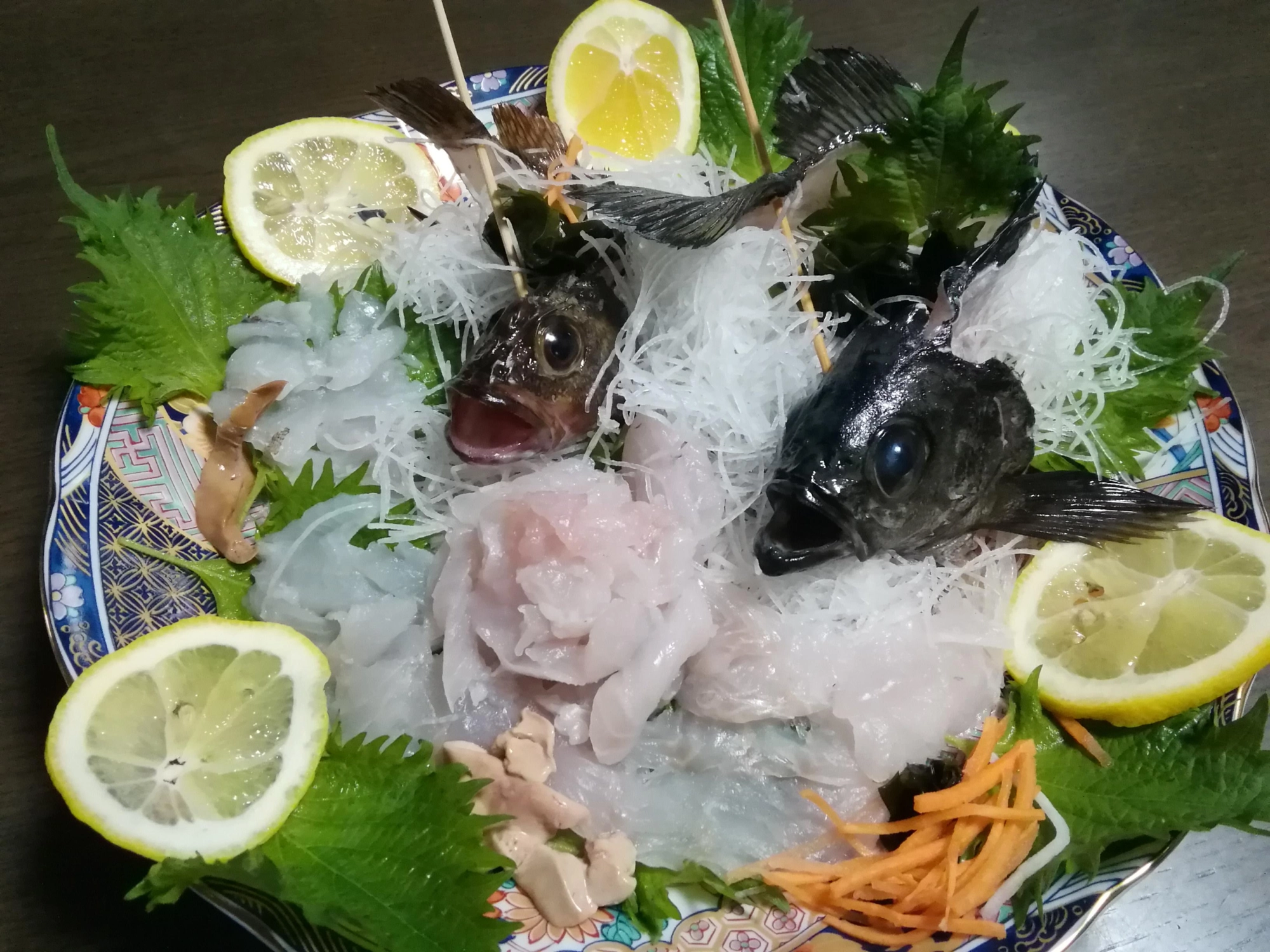 姿造り　左カサゴ　右メバル　メバルの青い目がきれい。