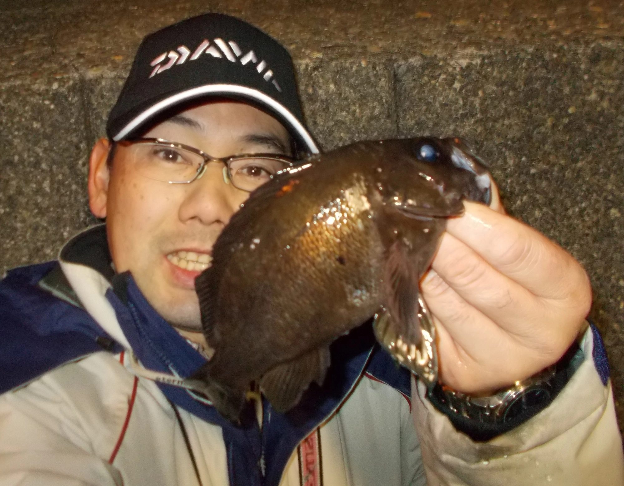 風が強い日が続きなかなか釣果が出ませんでした。この日は風も無くあちこちでメバルがライズしてました。