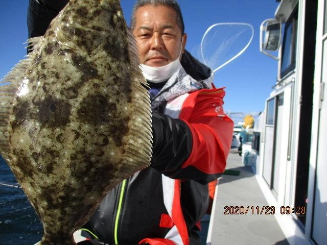 こちらの常連様はデラ肉厚良型初冬ビラメを③枚も釣り上げましたッ( ͡° ͜ʖ ͡°)