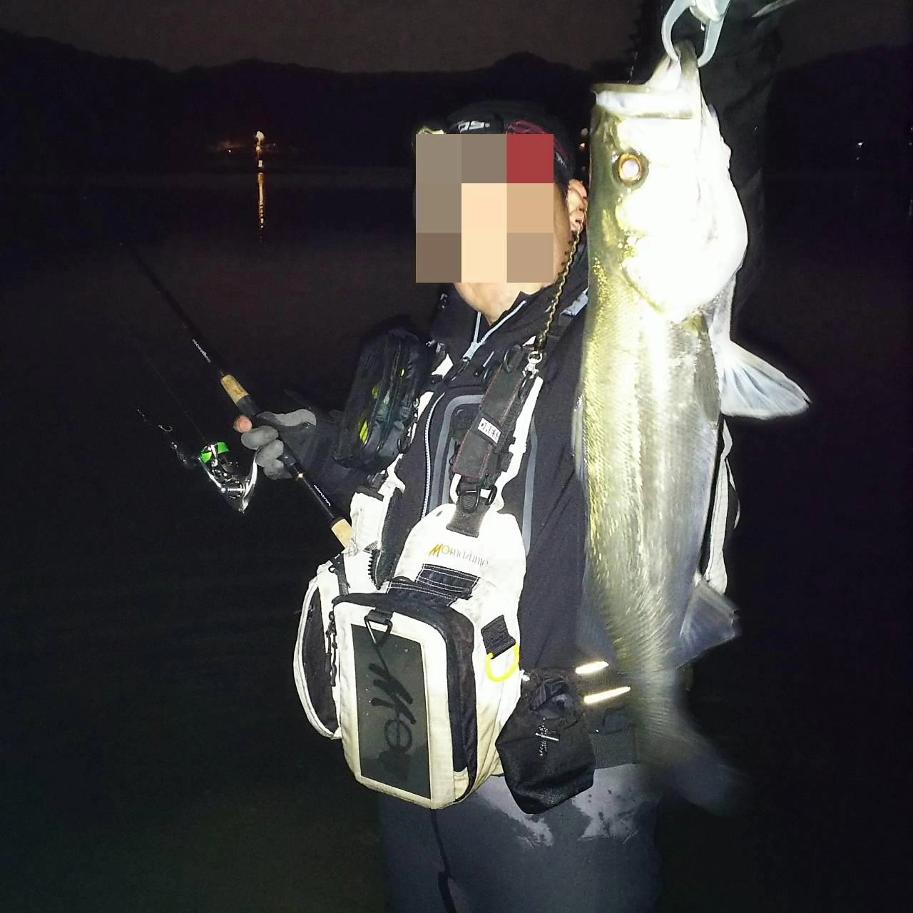 藻があるポイントだったため、表層～藻の間を通せるルアーを使うと◎