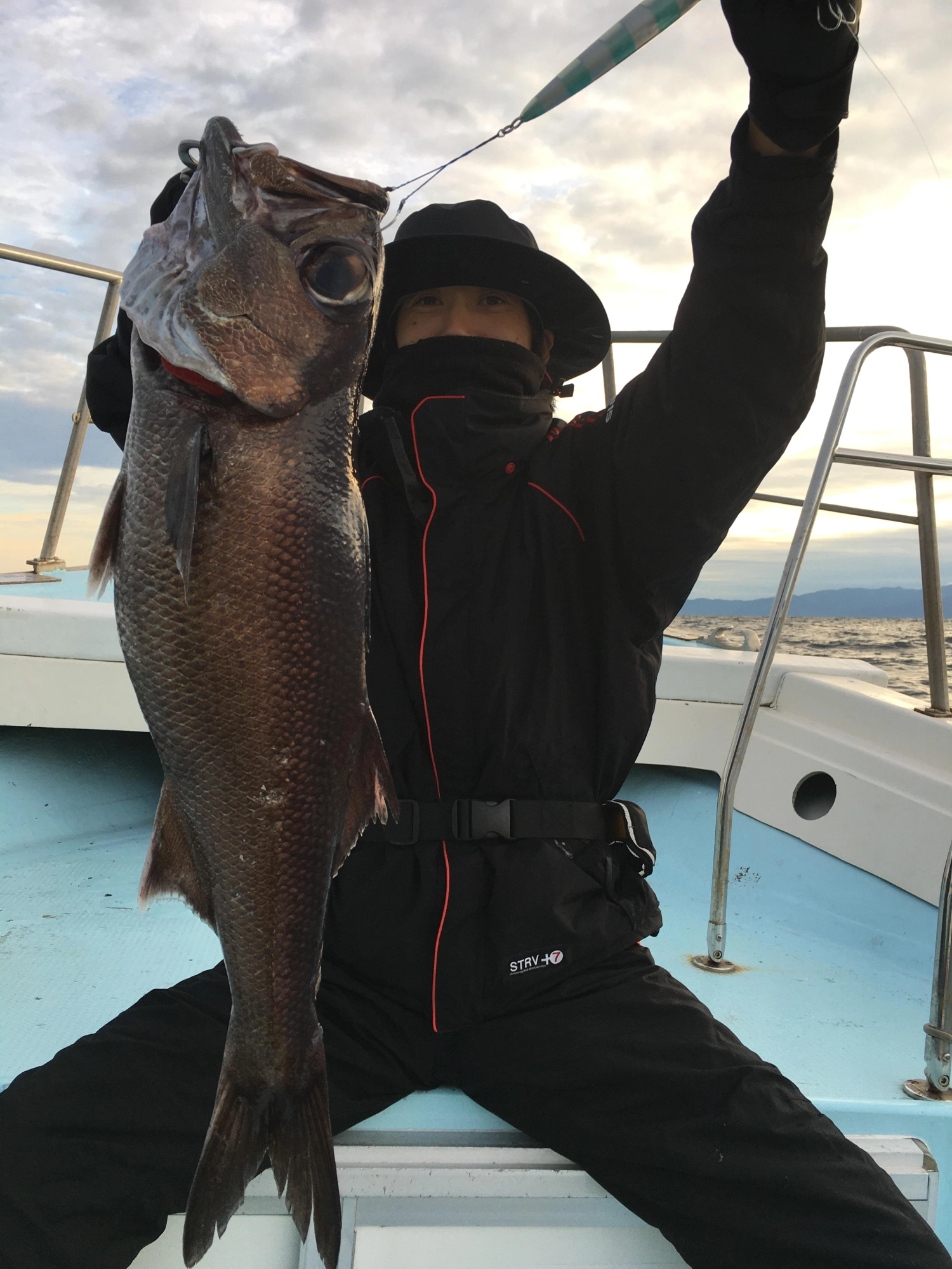 スロージギングにて超大型のムツがヒット！
引き引き！
激ウマ！