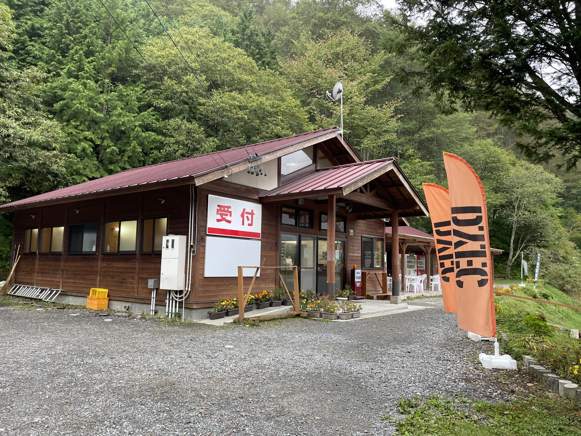 受付はコチラのコテージで！
スタッフの方が丁寧に説明して下さいます！