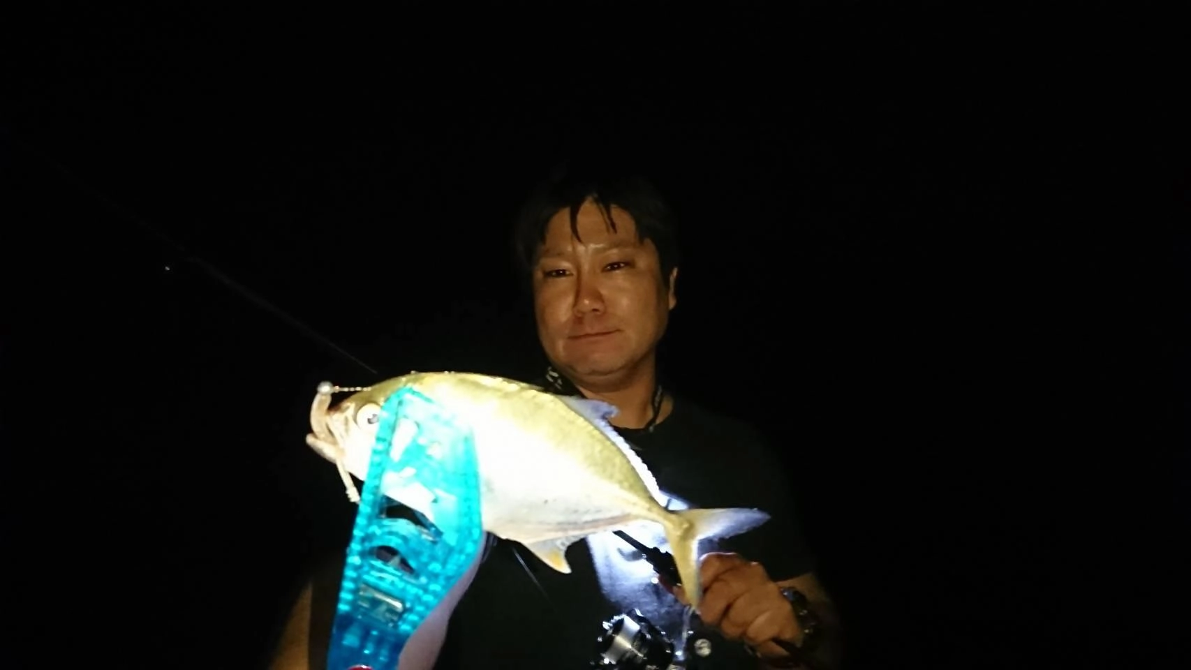 群れが回遊しており、釣り座の前にアジが回ってくると連続ヒットも