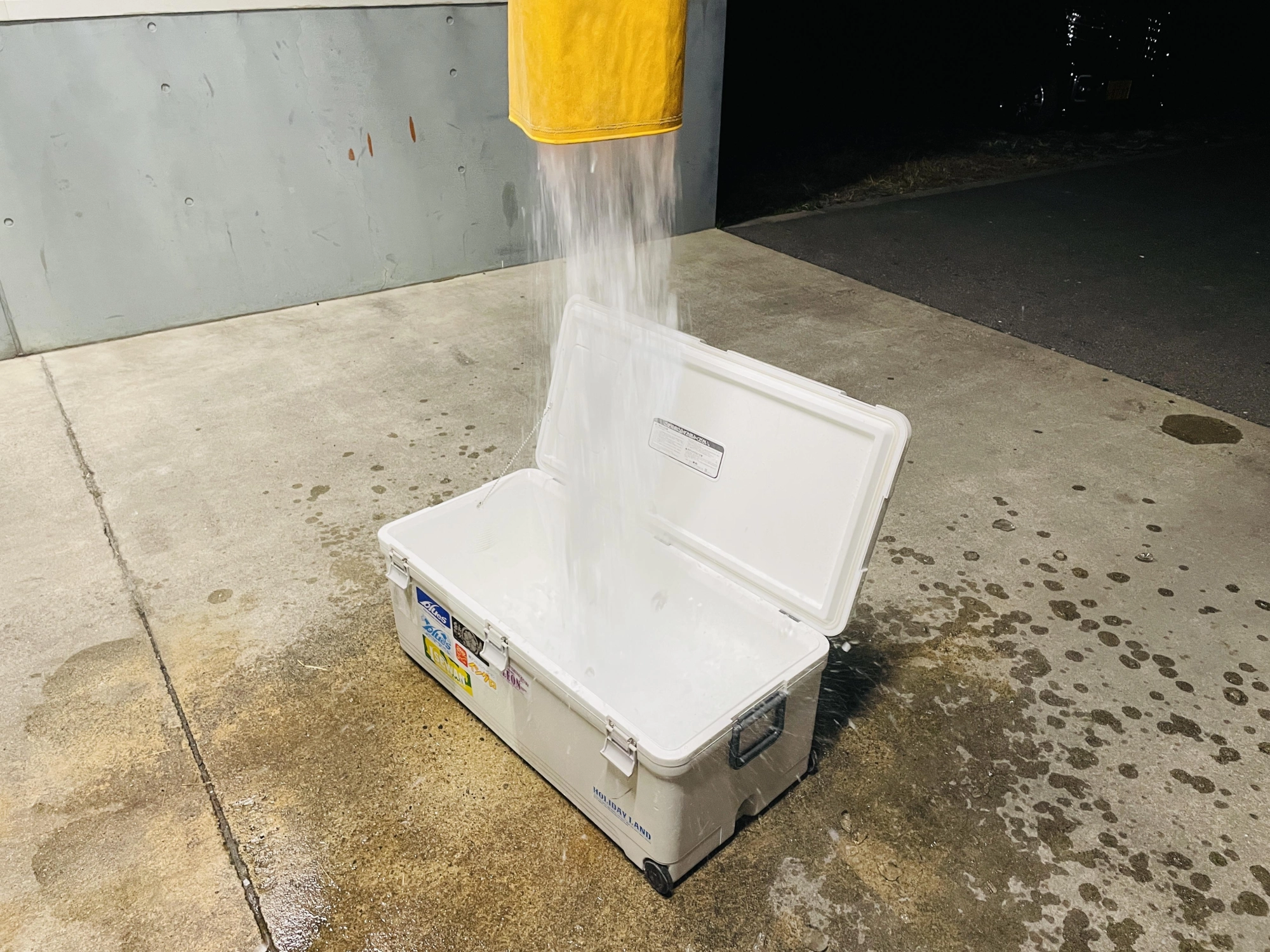 鮮度を保つには海水氷がベスト。
大進丸様付近には
海水氷の販売所があります。
大のサイズがオススメです♪