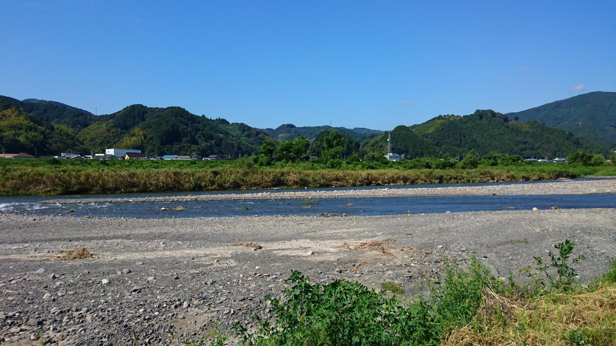 新間の駐車場まえ。流れが真ん中によって居ます。
