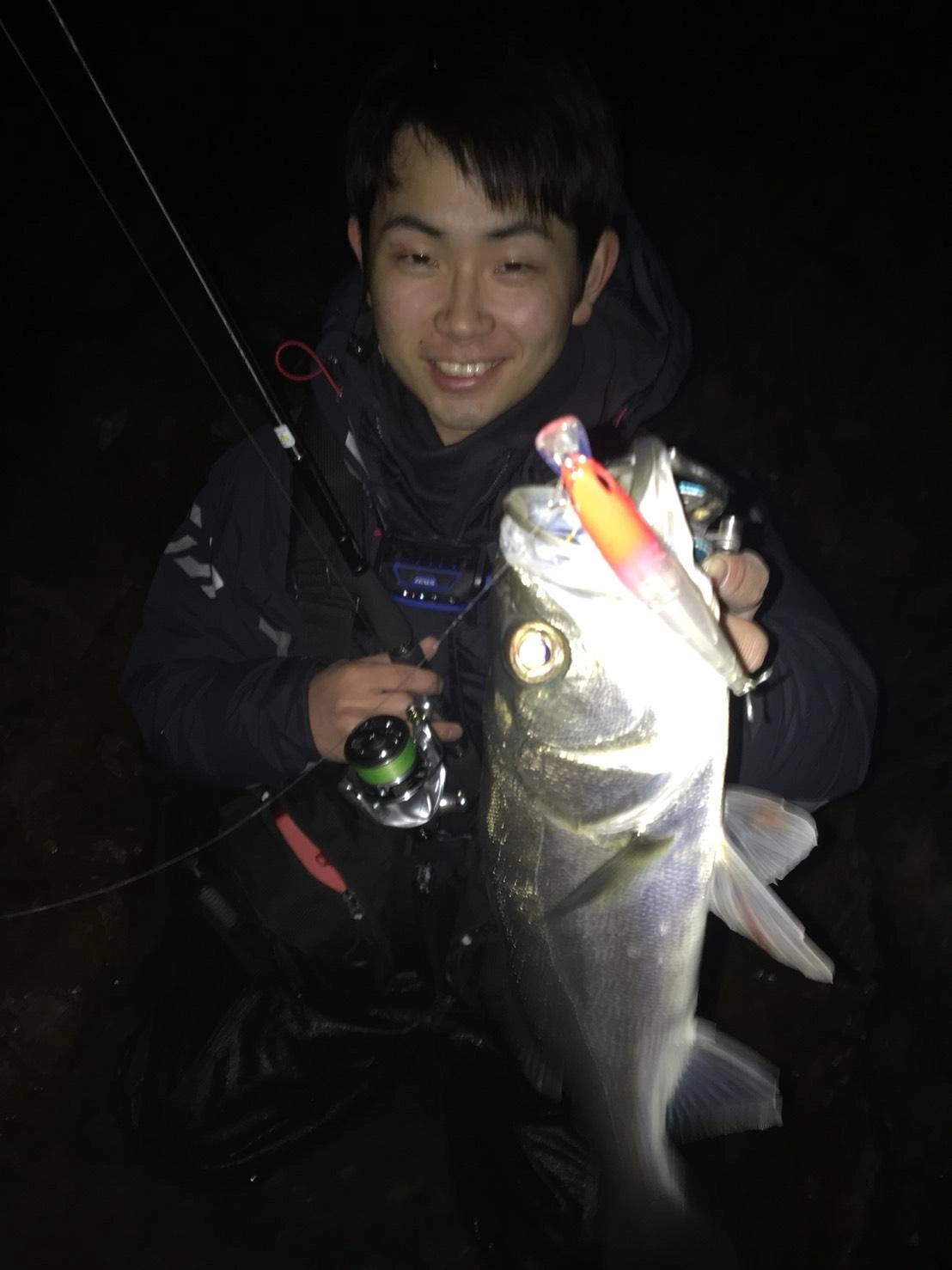 表層をルアーが泳ぐ程度にゆっくりリトリーブしてヒット！