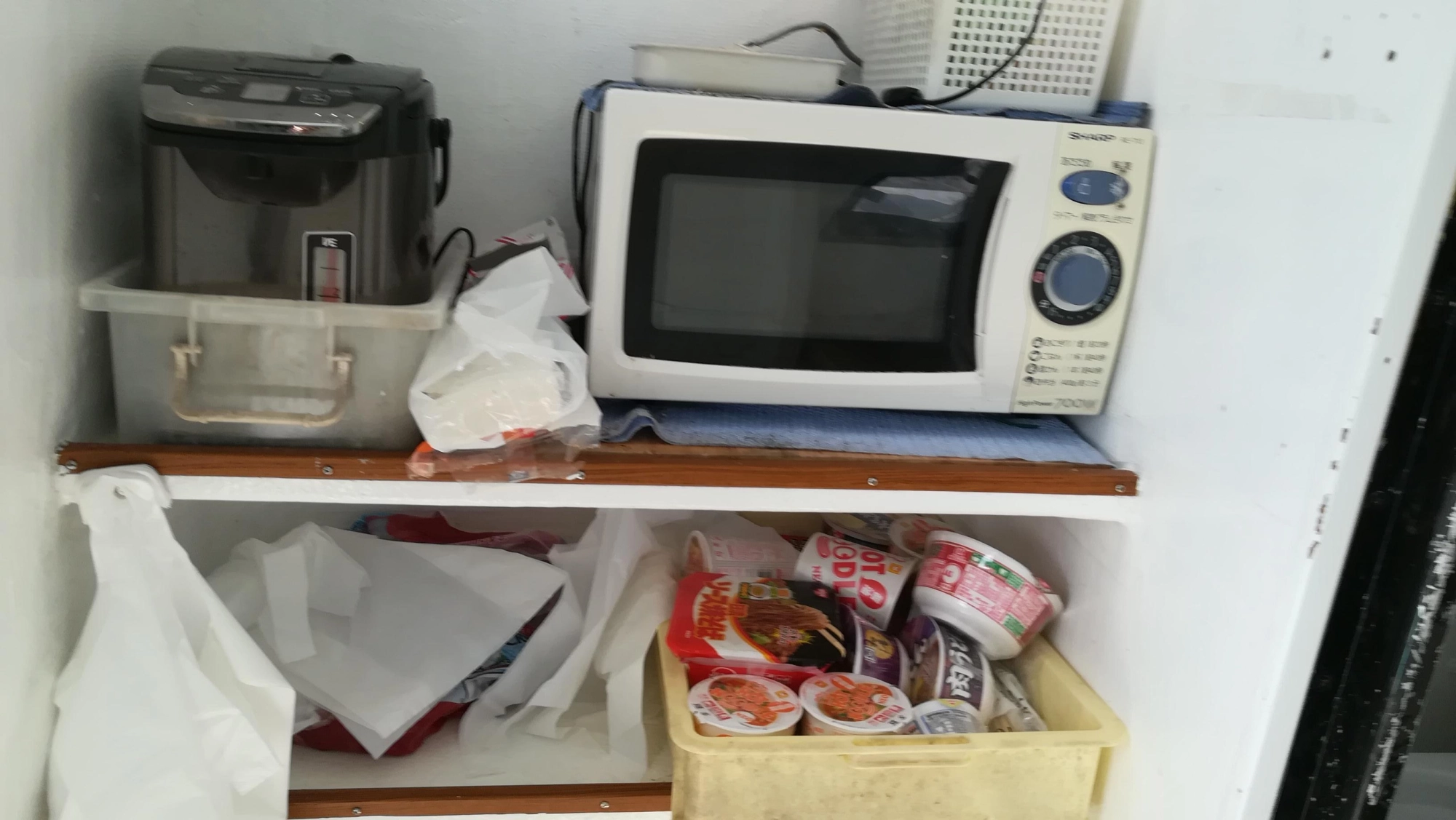 船上でカップラーメンや缶ジュースのサービスもあります。