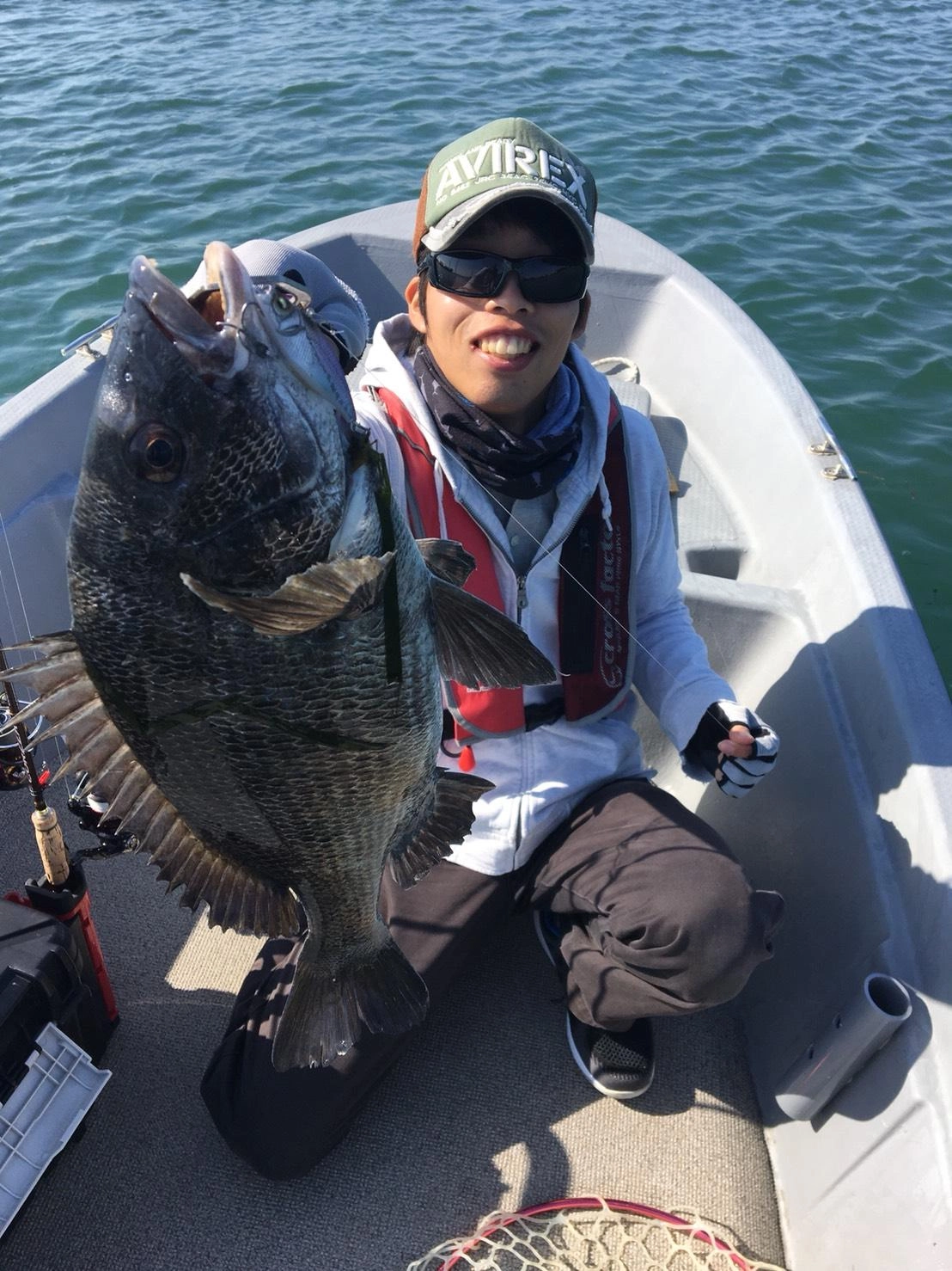 下げ潮で流れのヨレを狙ってルアーを通しました