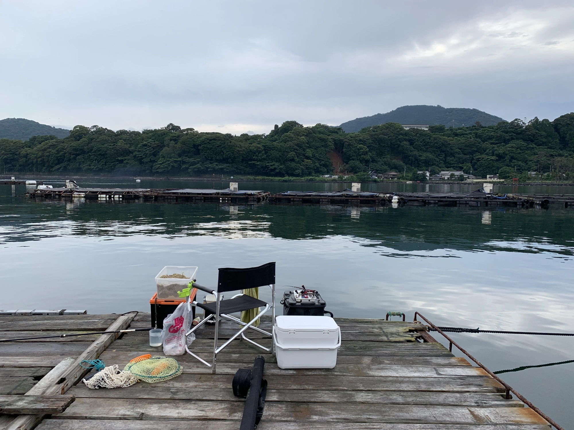 連日の雨による土砂崩れを眼前に見ながら