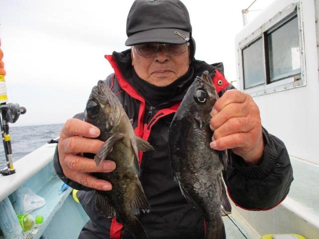 こちらの常連様はめっちゃ良型越冬黒メバルを持ってパチりッ(・∀・)