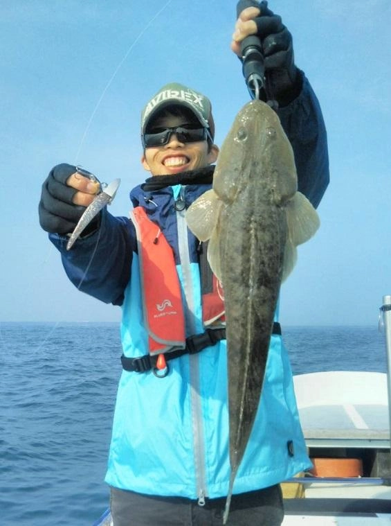 浜名湖の今切口沖の水深８ｍ～１５ｍ辺りのポイントを反応を見ながらワインドで探っていきました。ＺＺヘッドは１オンス使用。