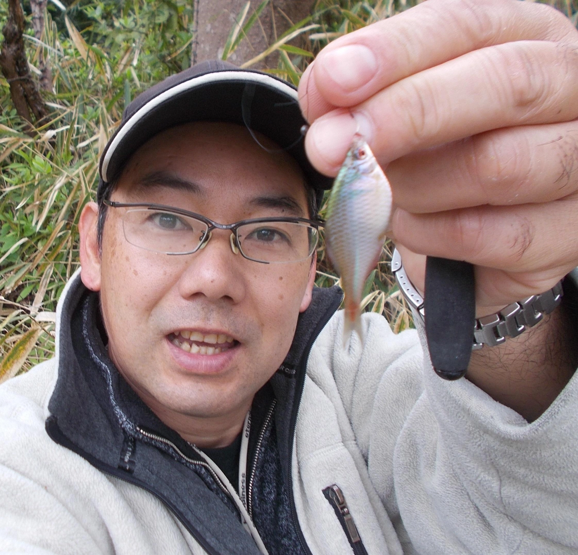 暖かくなってきて池の魚たちが動き出してきました。タナゴを含めていろいろな魚が釣れてきます。咲き始めた桜を見ながらのんびりと過ごしてみてはいかがですか？