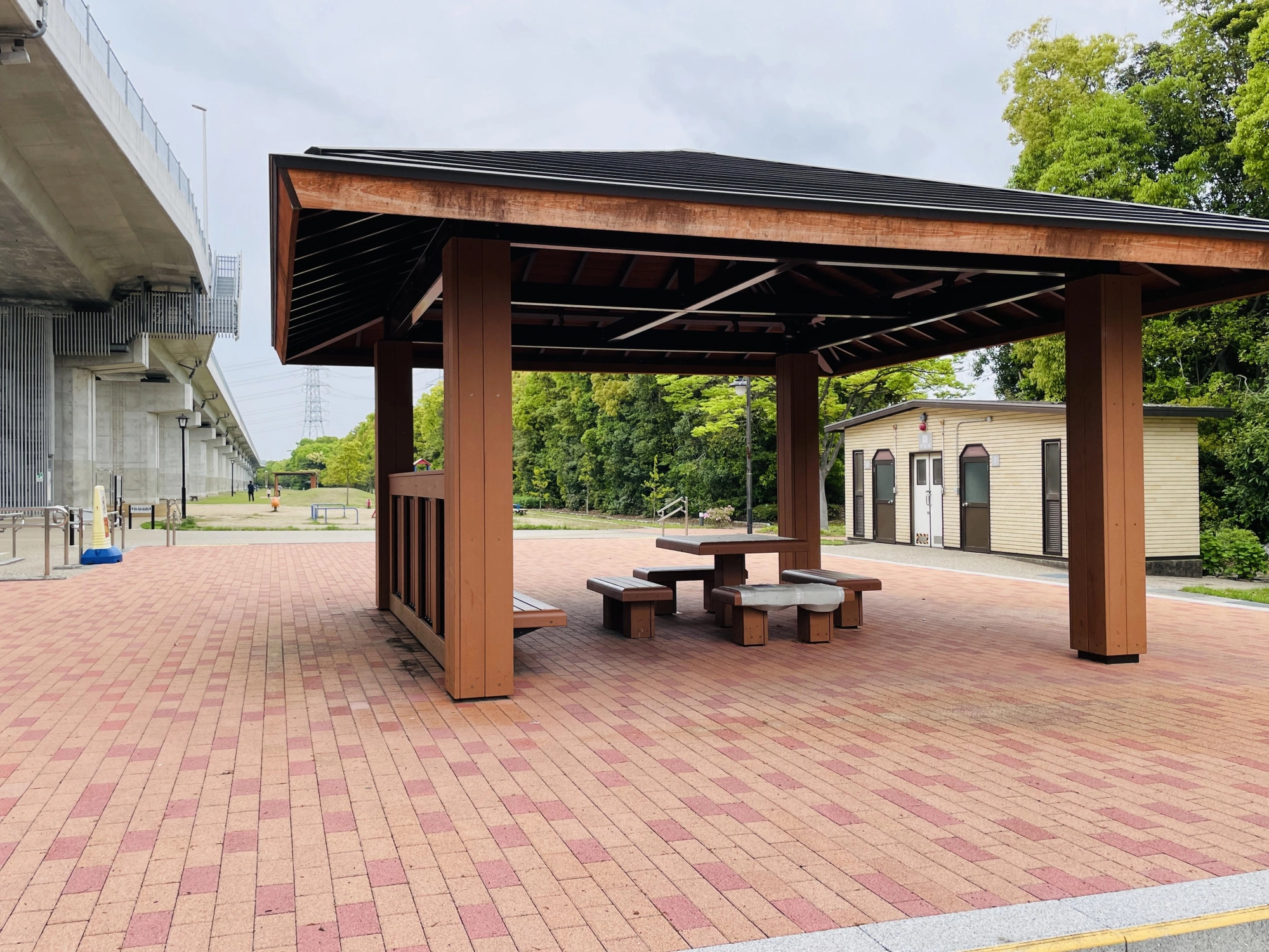 駐車場から釣り場までの間には
公園があってお子様と遊んだり
休憩したりできます♪