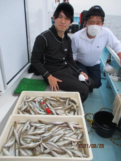 こちらの親子も船キス釣り初挑戦にも関わらず『こんなに釣れるの⁈』と驚きッ(°▽°)