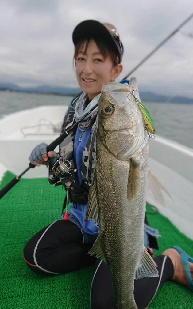 今回はお客様の船に乗せていただきました。50㎝級のシーバスが釣れましたよー~♪