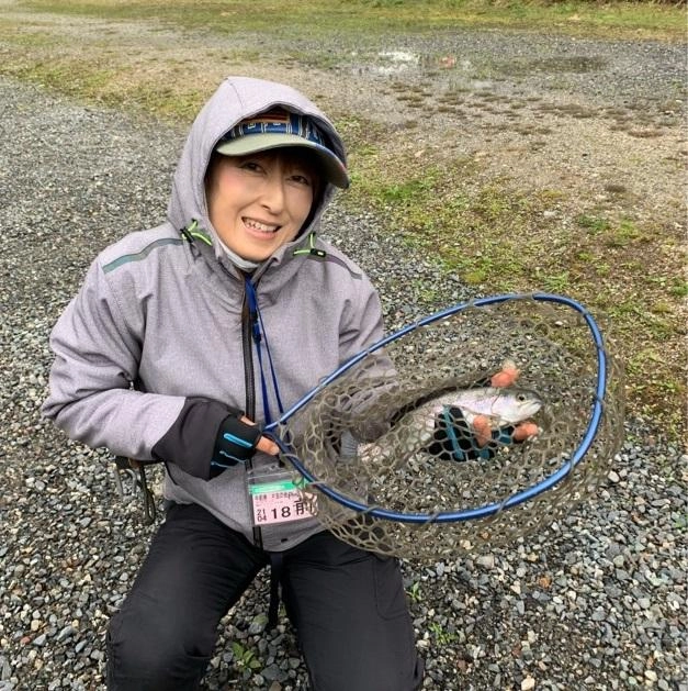 この日はなんと雪が降る極寒でしたが魚はたくさん釣れましたよ。初心者の方でもコツをつかめば数釣り出来るのも魅力です。