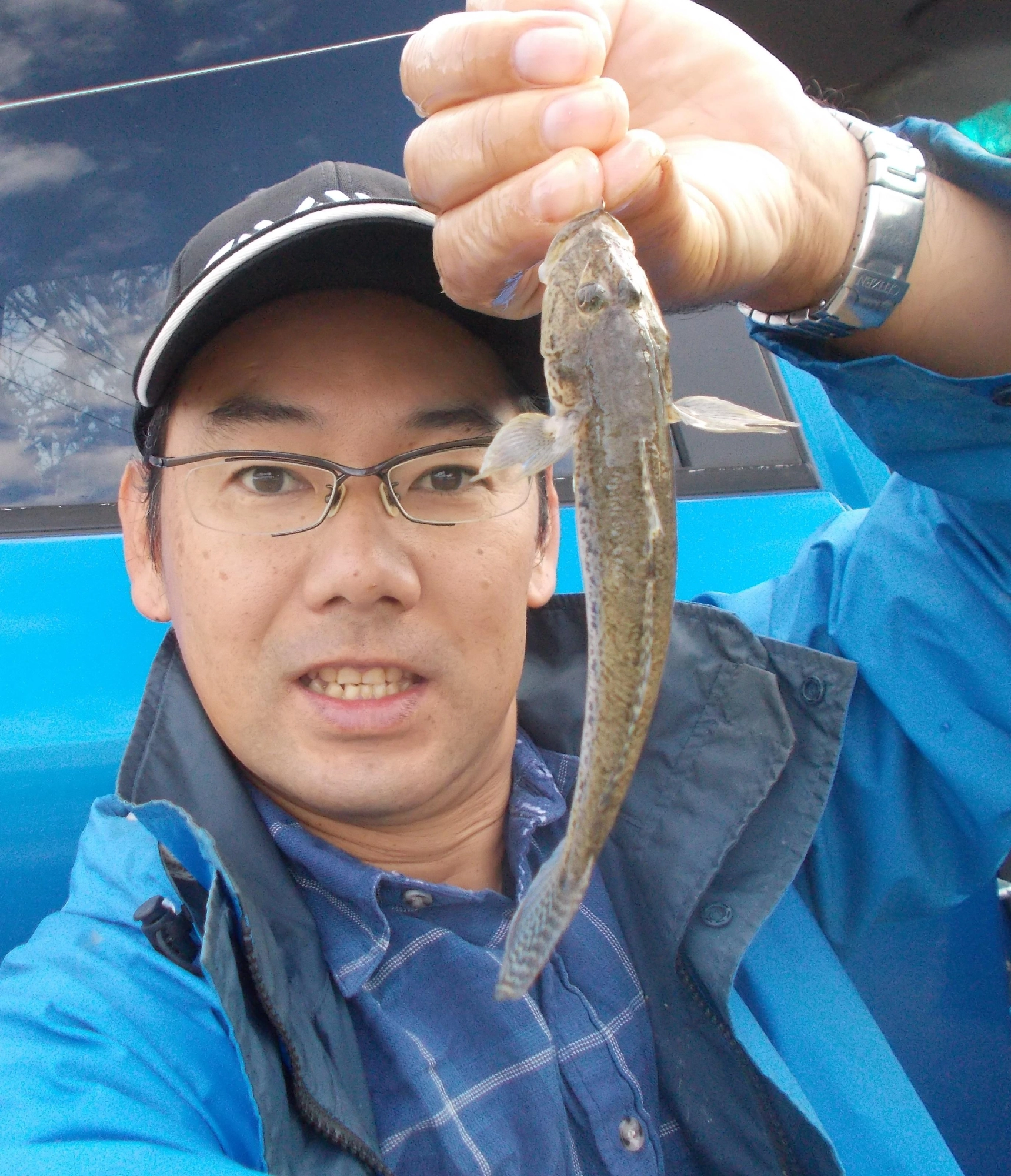 寒くなりましたがまだまだハゼ釣れてます。当日は水深50cm位の浅場に群れていました。