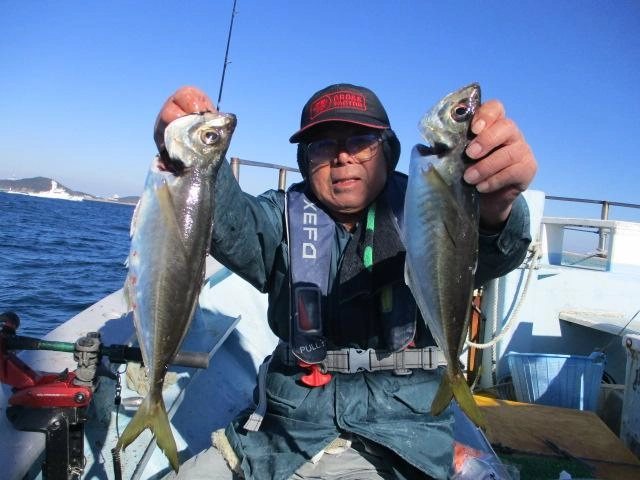 こちらのお客様も【どデカマアジ】を持ってドヤ顔ですよッ( ͡° ͜ʖ ͡°)