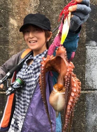 最初は根掛りと思っていたらタコでした。張り付かれてしまったらそのままにしておくとタコが動き出します。その時にもう１度合わせると釣り上げる事ができます。