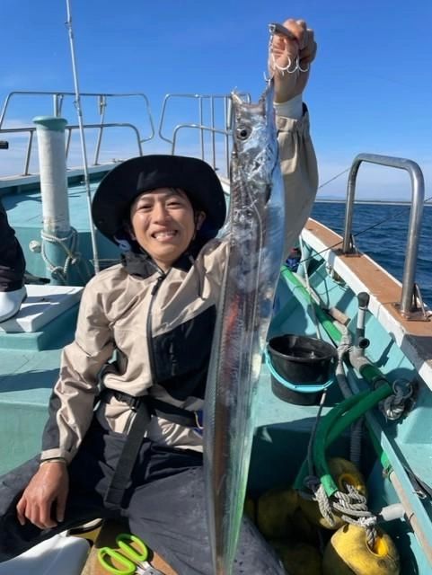 一緒に乗船したお客様がこの日の竿頭でした。棚がなかなか絞れず、広範囲に探れるジギングが有利でした。