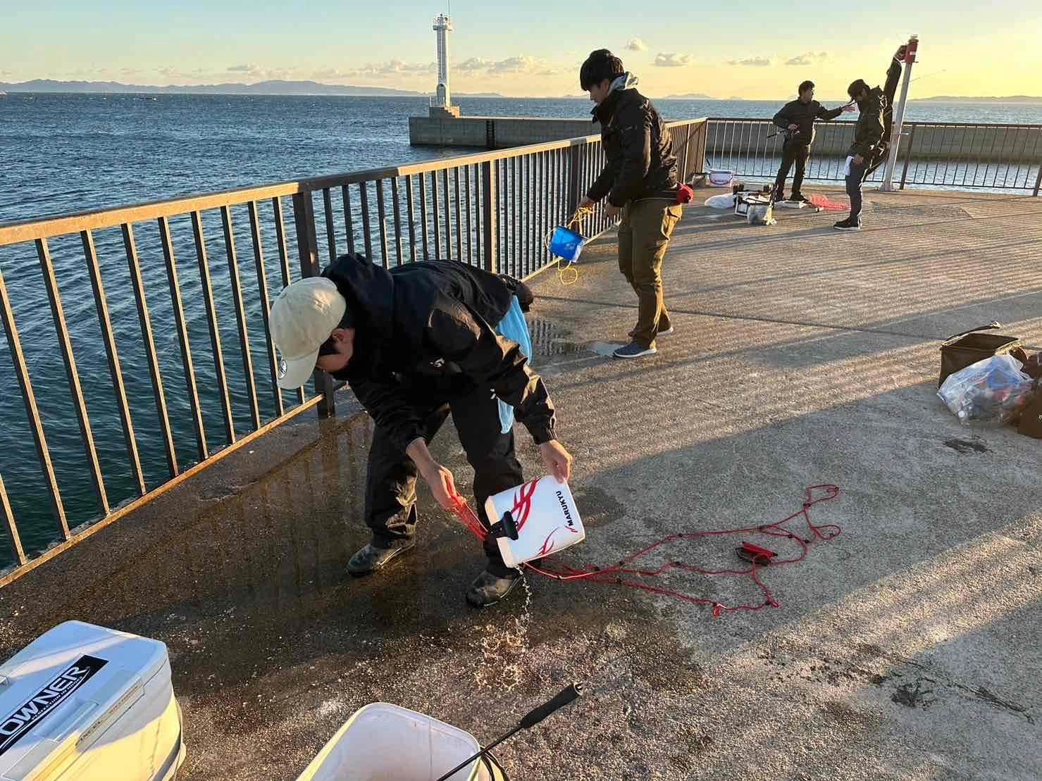 終わった後は釣り場の掃除！コマセが残らないようにしっかり洗い流して帰りましょう！