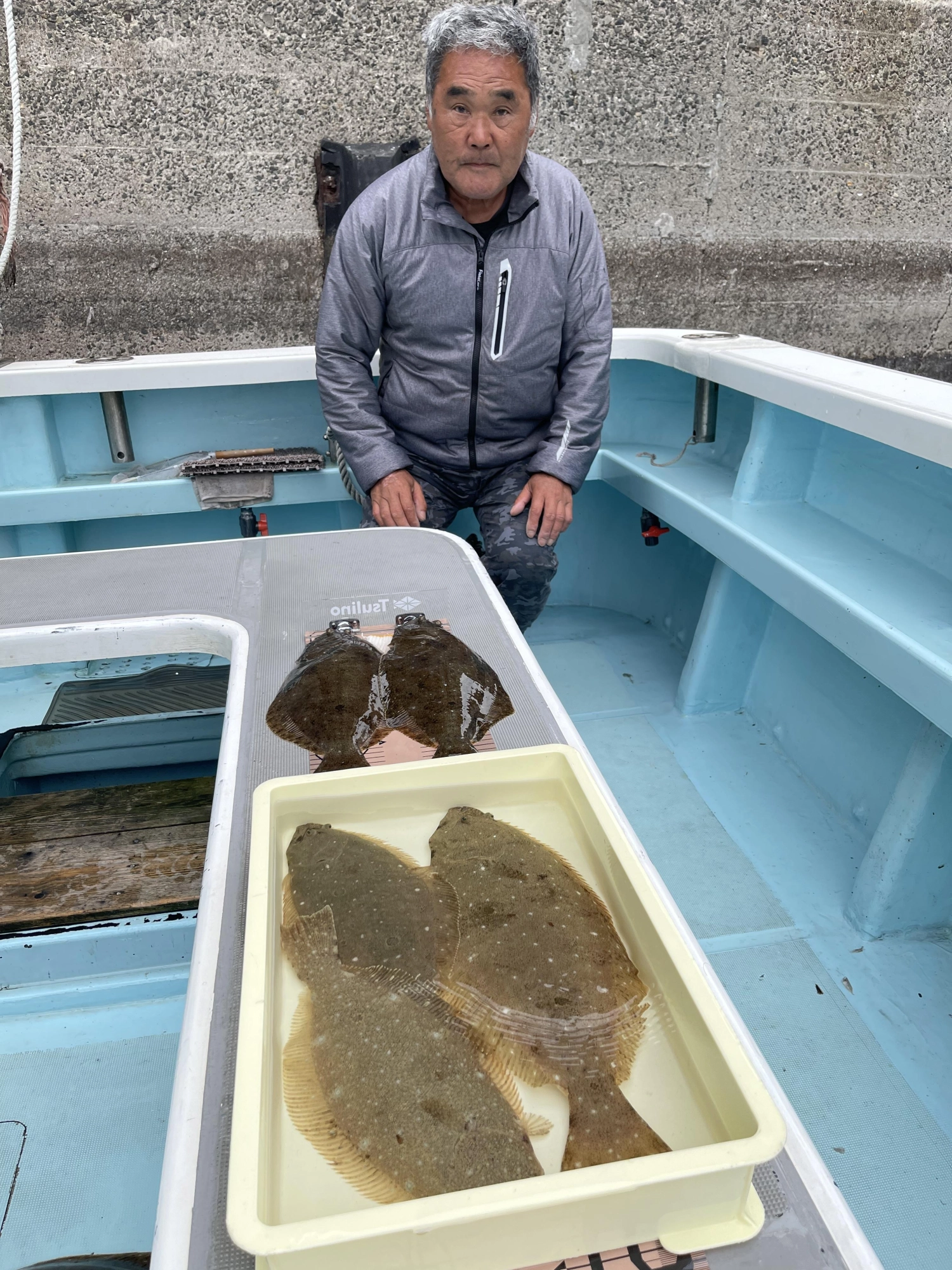 アシスタントも春ビラメを沢山、釣るッ‼︎