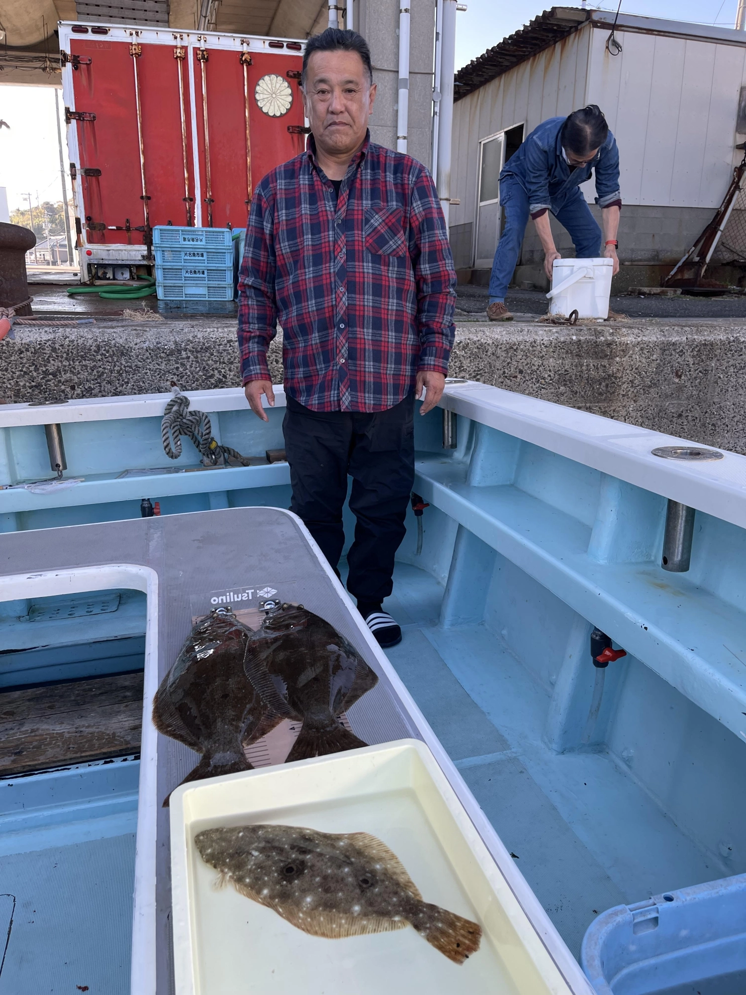 こちらのお連れ様も肉厚デカビラメ含めて今日のヒラメ トップ釣果タイ狩りでしたよッ(^-^)