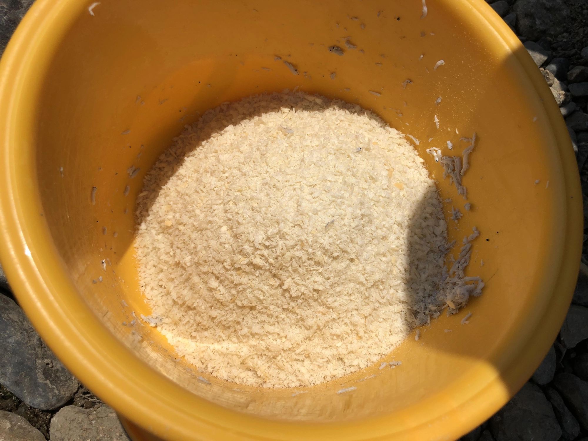 パン粉をたっぷり入れます（市販の揚げ物に使うやつ）
入れたら混ぜます。
