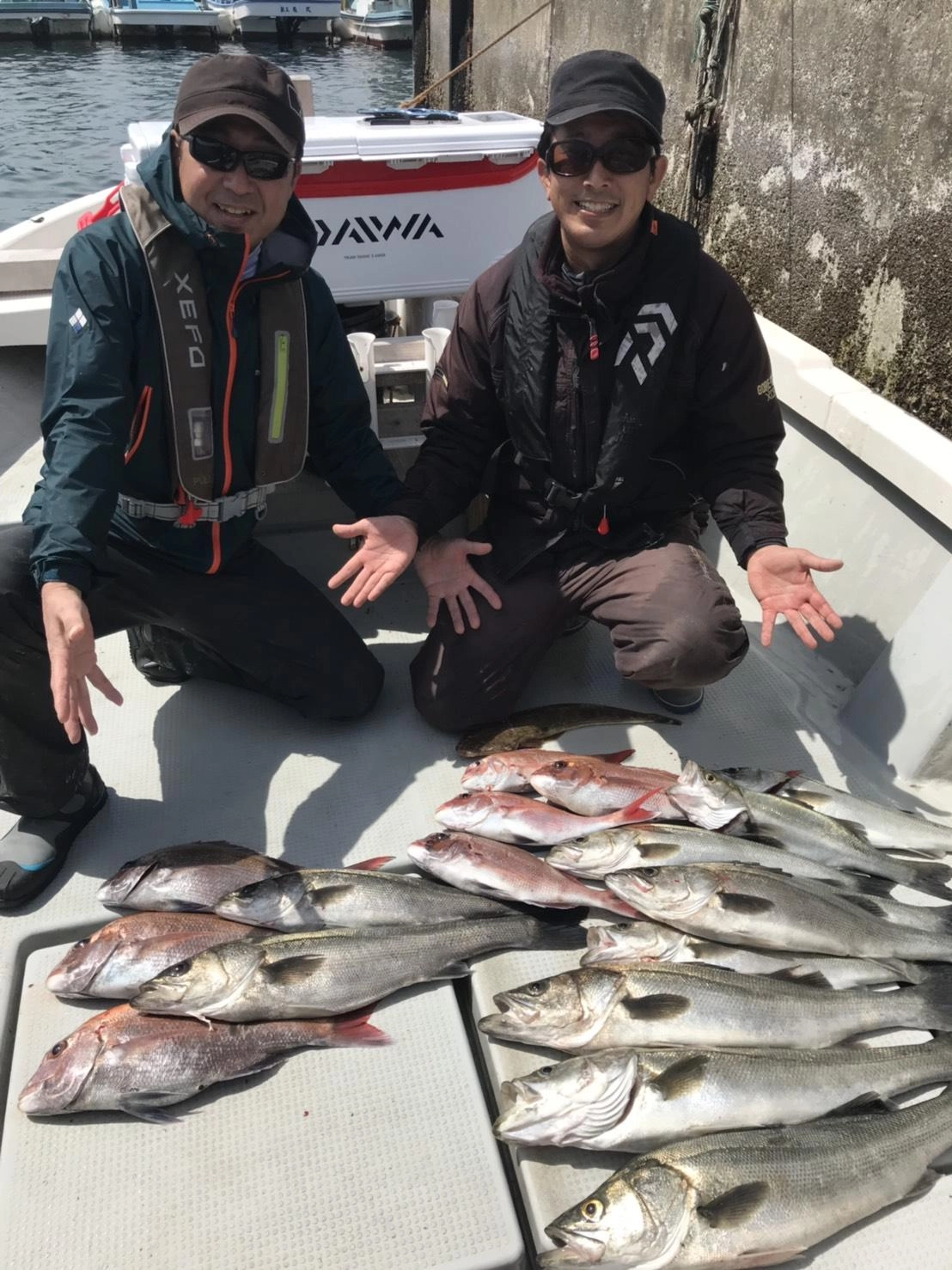 ３人でこの釣果でした♪タイラバは前日ほどではありませんが「磯打ちシーバス」が最高でした♪フローティングミノー12～14ｃｍがオススメ！