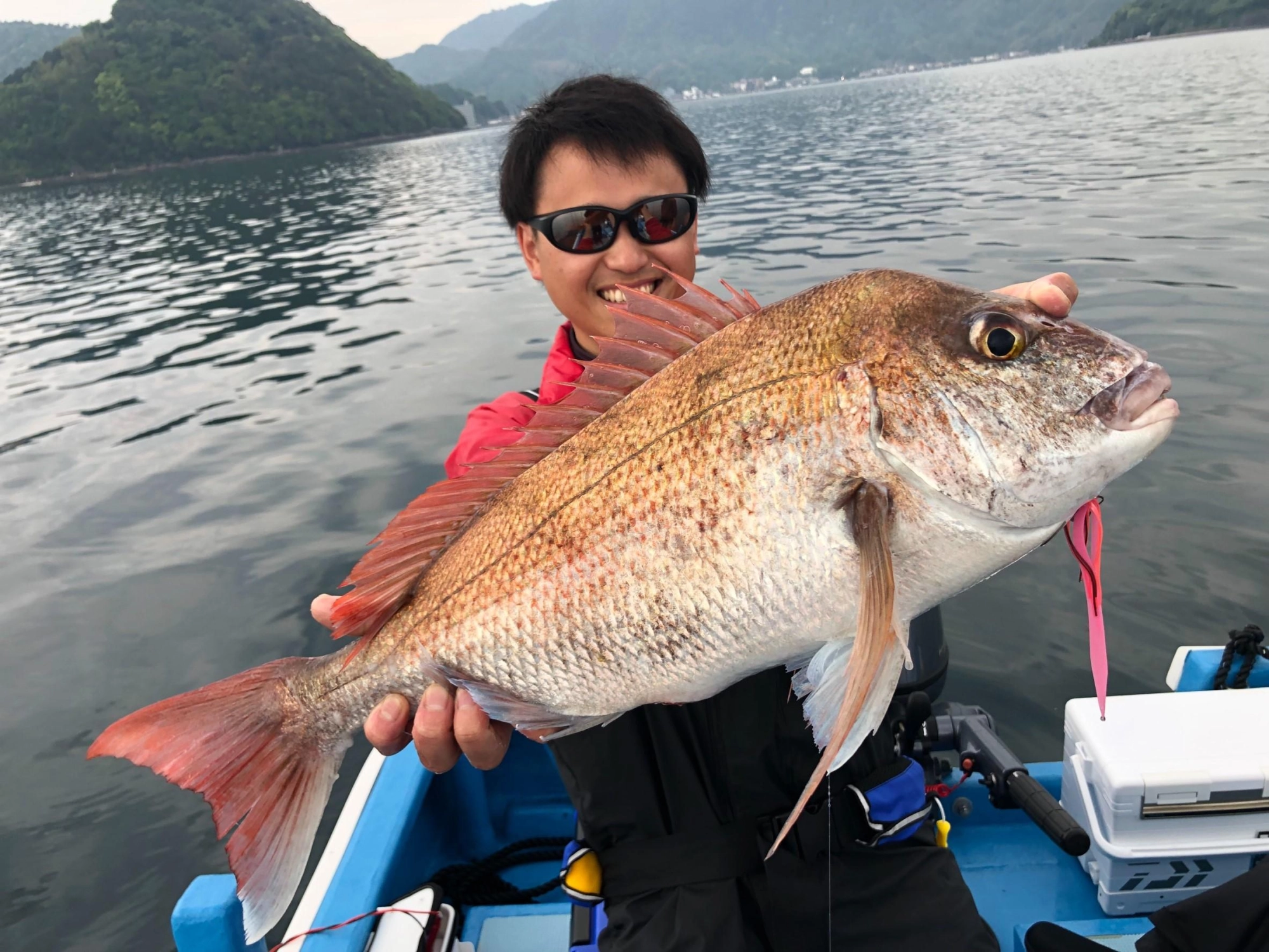 タイラバで良型のマダイが釣れました！