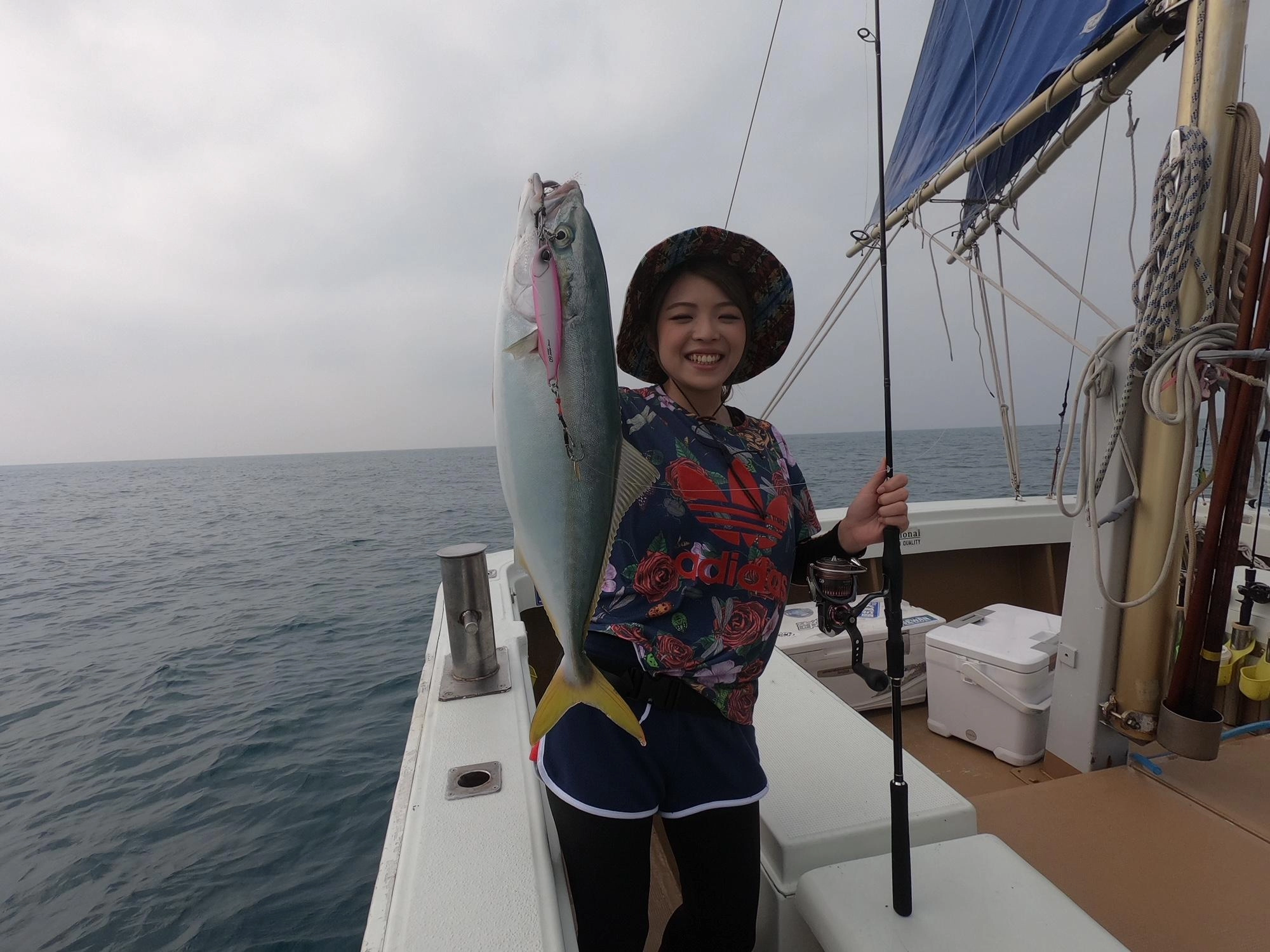 ワラサも釣れたよ。ハマチクラスは入れ喰いでした