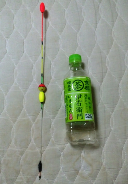 紀州釣りの練習始めて3回目。　ウキはなるべく軽く、できるだけ長く、できるだけ見やすくを目指して自作（イシグロ大樹寺店さんで材料集めて300円くらい）。チューブに玉ウキ、シモリ玉を串刺しにしただけの物。トップのシモリは団子に引き込まれても浮きやすく、浮き上がったら浮力を消すために大き目で。